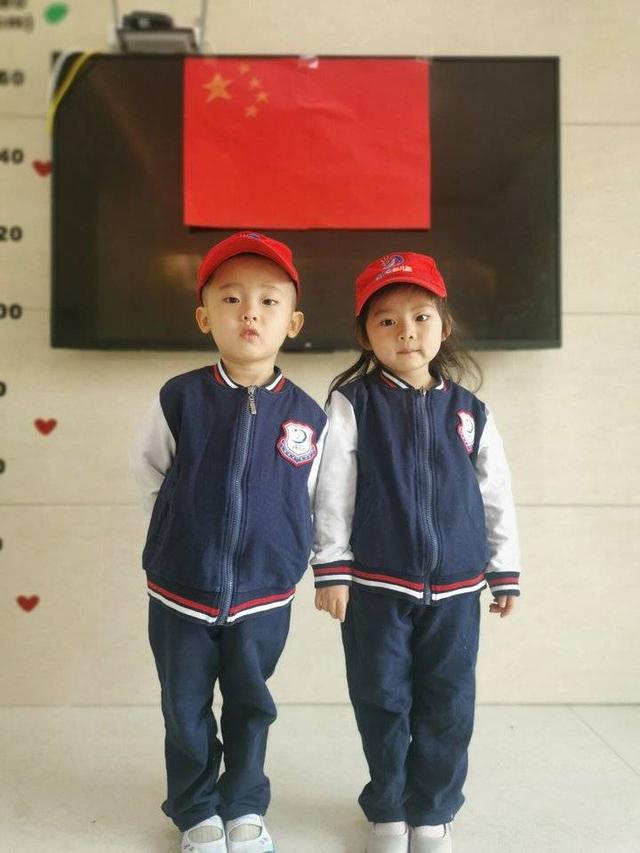 「超级宝妈」威海湾九里幼儿园举行“云”升旗仪式