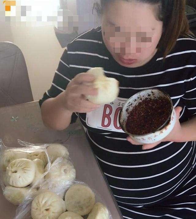 [超级宝妈]最“馋”产妇火了，宫口开到2指忍痛吃完小龙虾，网友：是个狠人