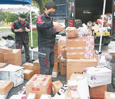 人民网：快递小哥和外卖骑手