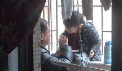 超级宝妈:不顾儿媳反对,爷爷带孙子偷吃零食,网友:硬核爷爷