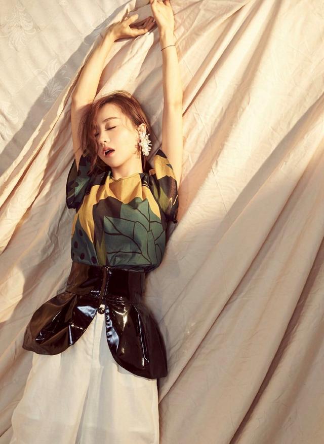 第五大道杨蓉真会穿，一件不对称迷彩上衣搭配阔腿裤时髦大气，抢眼又抢镜