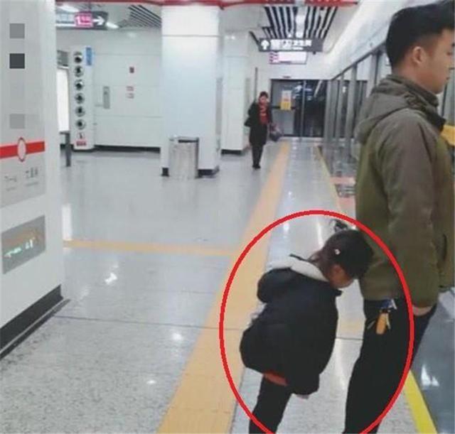 国民帅比|萌娃在地铁站学习爸爸站姿，引起网友夸赞：这才是最好的家教