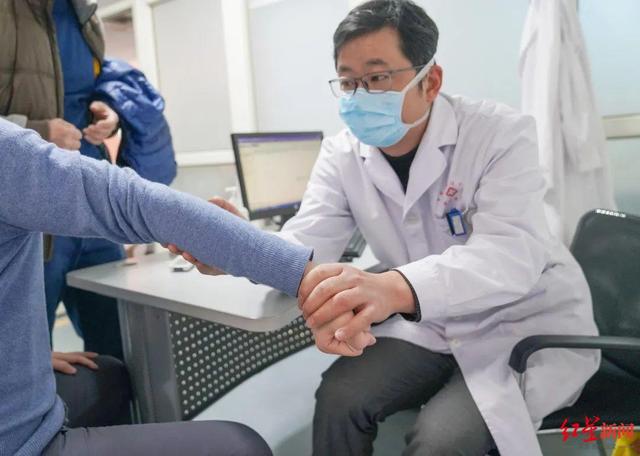 关节|成都一小伙“特异功能”手指可任意折叠！医生：这是病得小心