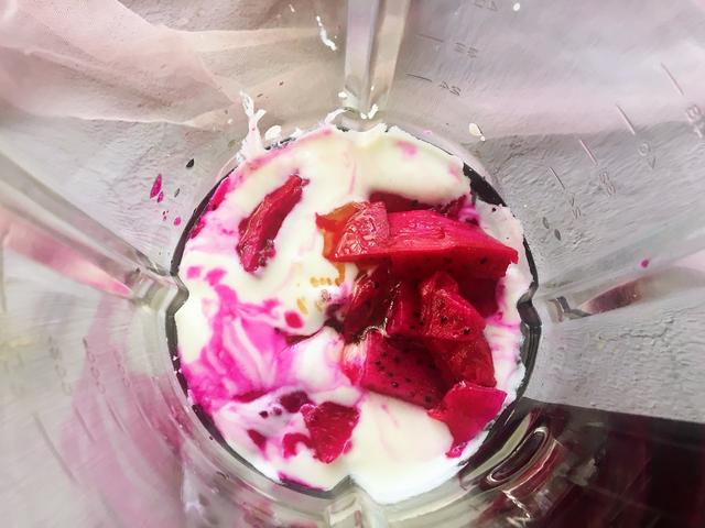 在家自制火龙果奶昔，健康无添加，做法简单，几分钟就能搞定