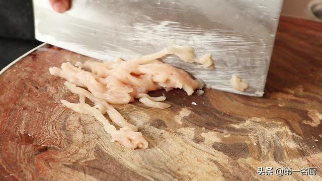 秋冬进补，试试这道平菇虾仁肉丝汤，清淡营养不油腻，家人都爱喝