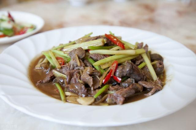 炒牛肉别再加生粉了，教你正确的腌制方法，炒出来又嫩又好吃