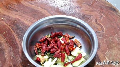 豆瓣酱|大厨教你麻辣香锅的家常做法，荤素搭配要啥有啥，香辣十足又营养