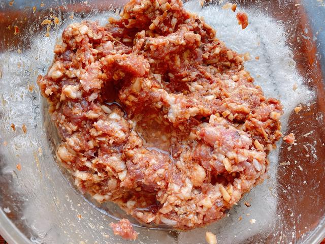 年夜饭必备的四喜丸子，寓意福禄寿喜，家庭做法更简单，肉香四溢