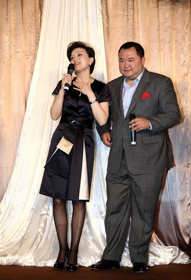 带货女王主持人杨澜难得高调一回,携总裁丈夫恩爱亮相,黑裙短发气质十足