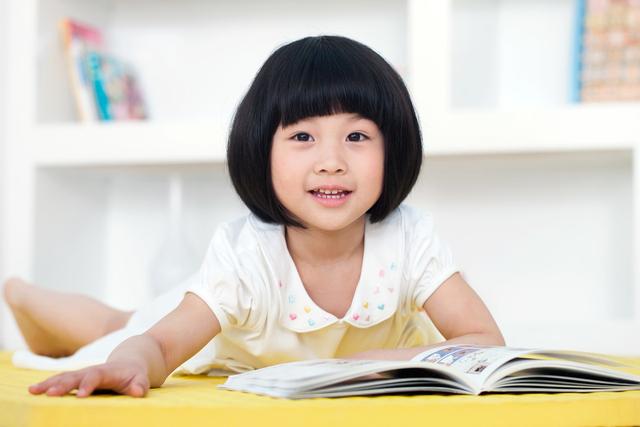 「你的育儿经」孩子在房间学习太认真，妈妈走进一看怒了：我说咋半天不动一下