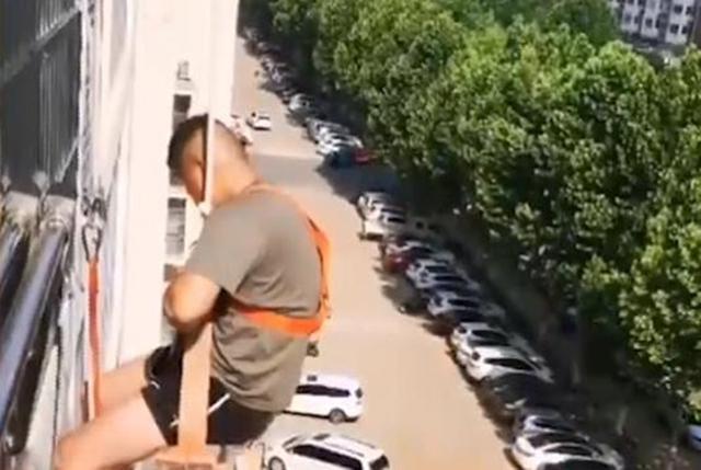 超级宝妈▲熊孩子高空“泼墨”全楼遭殃，父母高级“洗白”，网友纷纷点赞