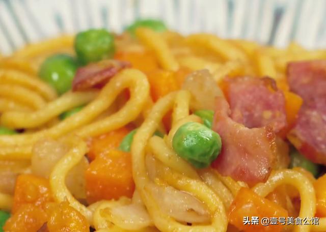 在家来一份培根蛋黄炒面，荤素搭配，好吃营养，解馋又美味的主食