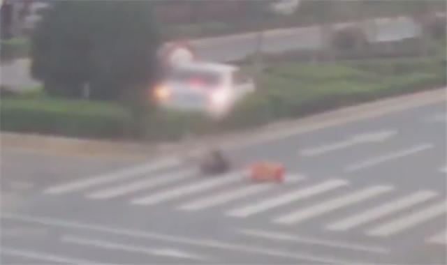 「超级宝妈」每天约有50名儿童死于交通事故，一个动作决定孩子生死