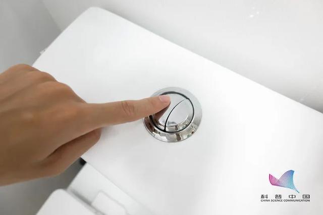 按钮|马桶上的两个冲水按钮，很多人都按错了！看看有你吗