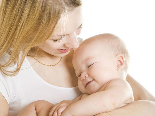 「超级宝妈」孩子喜欢抓妈妈头发，可能是因为这几方面，妈妈们要多了解一下