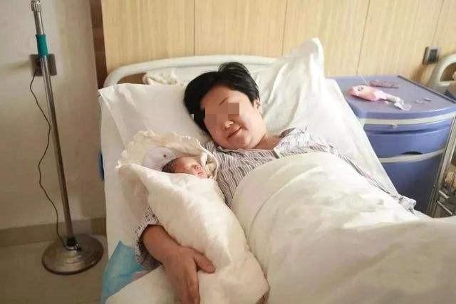 超级宝妈▲顺产时解决“生理需求”，产妇羞红了脸，医生却连连称赞