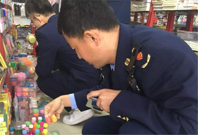 【你的育儿经】这些“毒文具”孩子总爱跟风买，却被央视曝光：长期使用影响智力