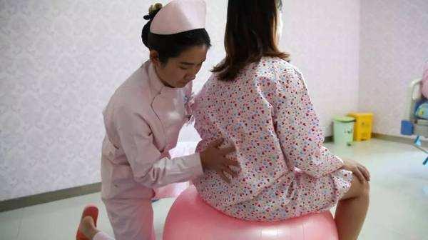 超级宝妈▲顺产时解决“生理需求”，产妇羞红了脸，医生却连连称赞