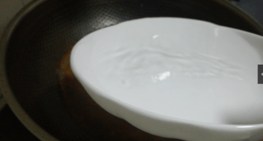 大饼放2天，又干又硬，扔了可惜，用这办法，秒变美味