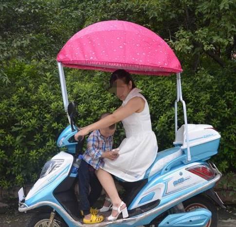 超级宝妈|孩子不慎将脚夹在了车轮里,消防3分钟解救!