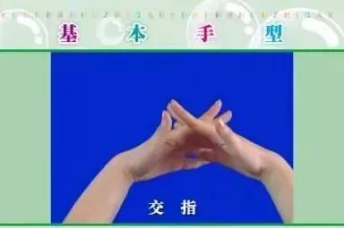 #你的育儿经#用这些童谣和孩子一起玩手指操，开发右脑，孩子越玩越聪明