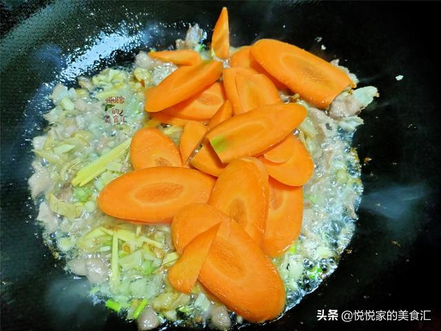 入冬后，学学用木耳炒这菜，脆嫩爽滑，温补不怕冷，多吃不长肉