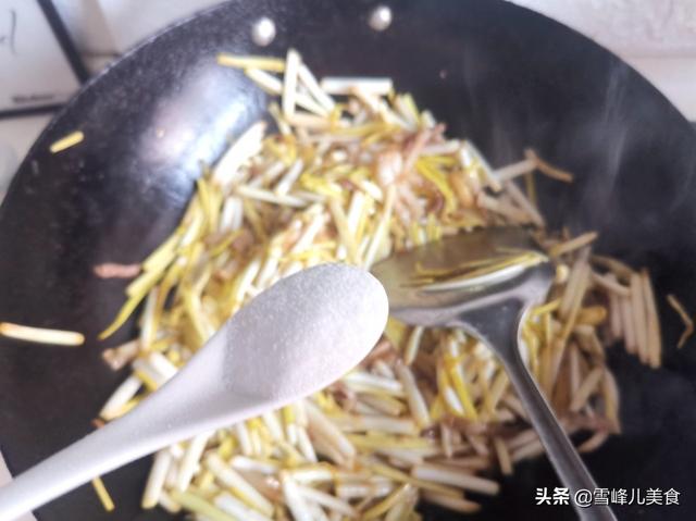 此菜简单炒炒5分钟就搞定，营养好味道鲜，冬天贵点也要常吃