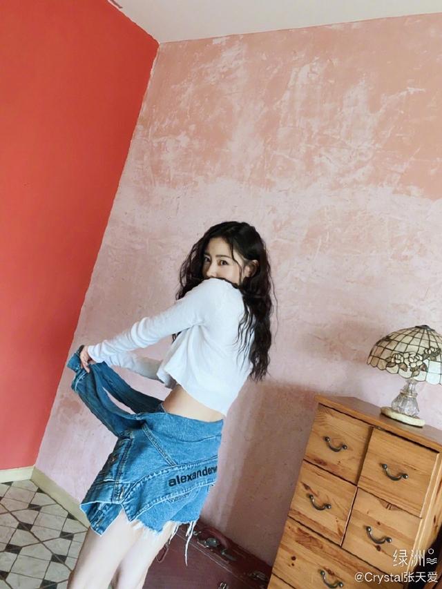 「中国青年网」张天爱分享九宫格美照 穿露腰上衣秀马甲线自信迷人