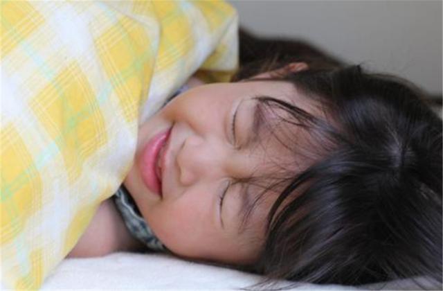 超级宝妈▲佛系夫妇带娃睡觉，一家人姿势亮了：孩子是个意外，夫妻才是真爱