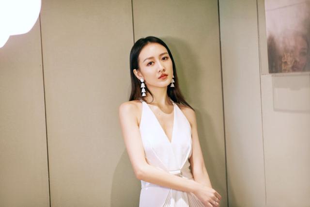 能驾驭烈焰红唇，也能素颜以对，王鸥的时尚感告诉你为何她是品牌的宠儿|影视交流地