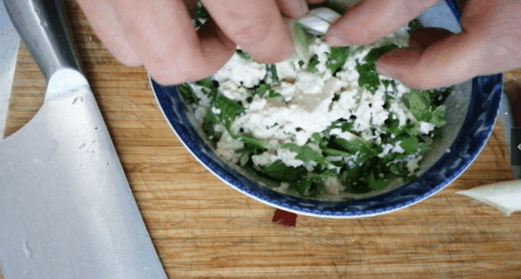 芹菜叶千万别再扔了，搭配2块钱食材，就能做出美味小凉菜