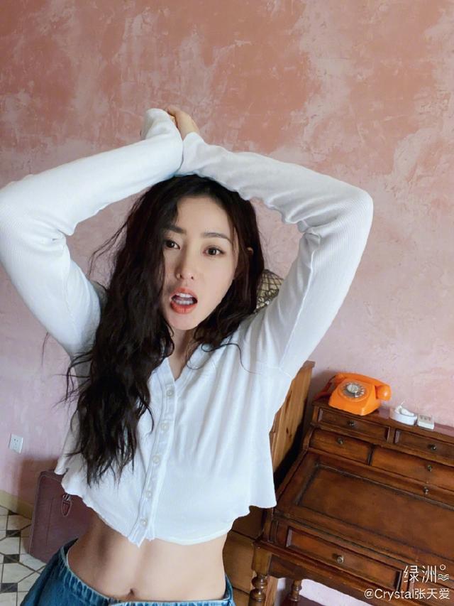 「中国青年网」张天爱分享九宫格美照 穿露腰上衣秀马甲线自信迷人