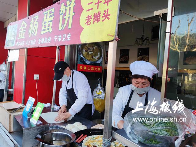 开在浦东的二十年蛋饼老摊头！居民大冬天排队半小时只为吃这一口热乎？