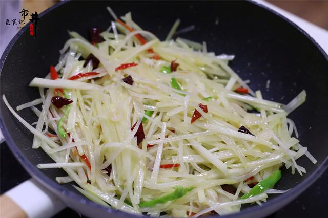炒土豆丝，什么时候放醋？焯不焯水？弄懂2个重点，土豆酸辣脆爽