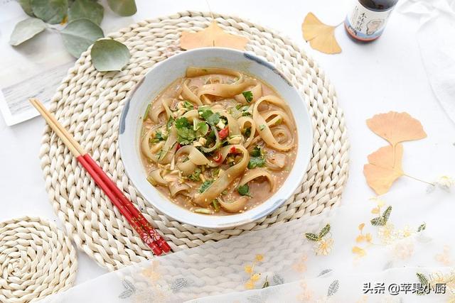 零难度的麻酱宽粉，尝一根满口香，连主食都不用配，一碗管饱