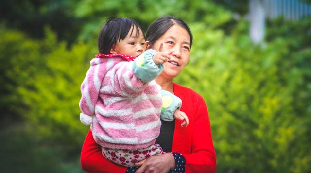 【超级宝妈】老人带娃惯用的这些口头语，以为是对孩子好，实则是害了孩子