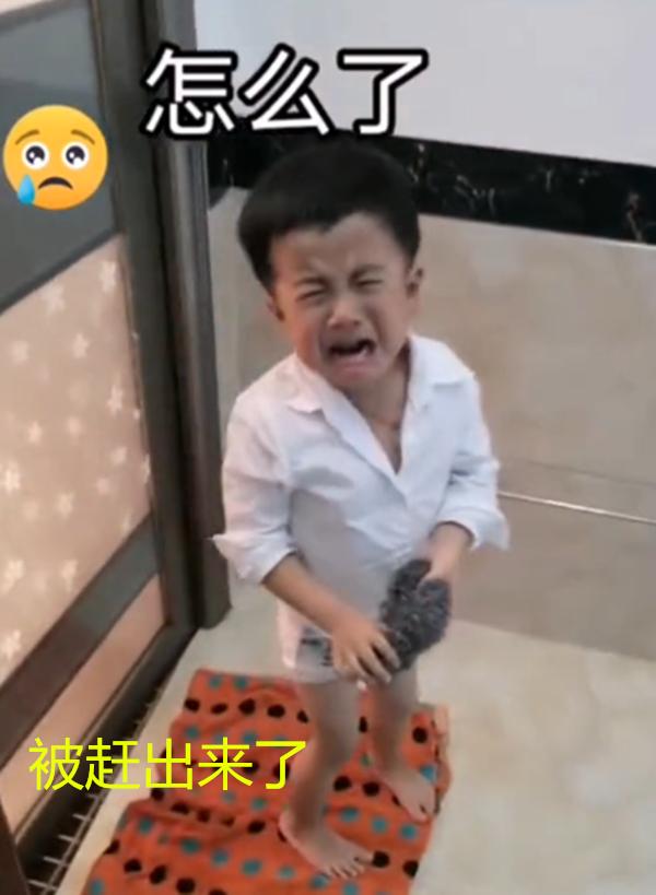 #你的育儿经#儿子给爸爸搓澡，却被赶出浴室，看到孩子拿的东西后心疼宝爸