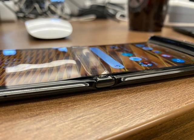 环球网：报道称摩托罗拉Razr的屏幕正好在折叠铰链处脱落