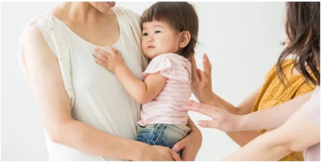 「超级宝妈」宝宝到了“认生期”，引导锻炼要重视，一味回避让Ta越来越笨