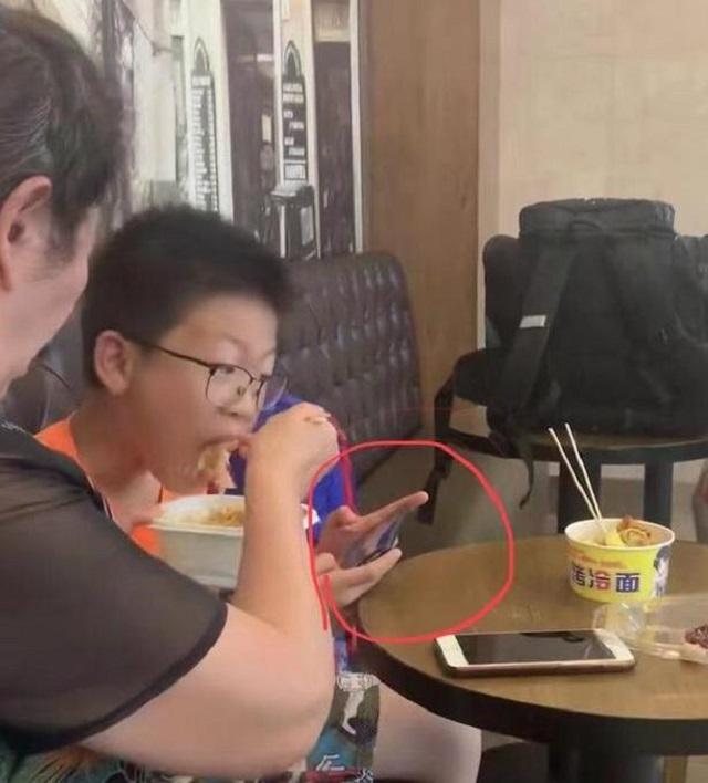 【你的育儿经】奶奶给9岁孙子喂饭，只为让孩子安心玩游戏，隔代亲是爱还是碍？