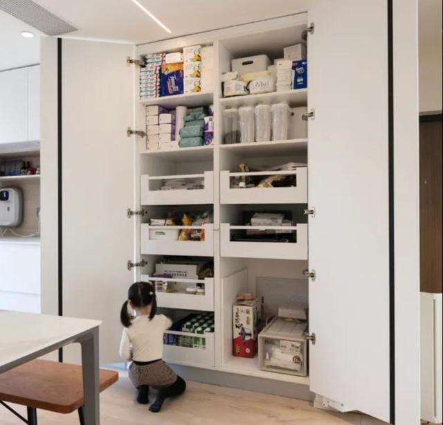 难怪“刷大白”又火了，学她家这样搭配，透着骨子里的高级感！