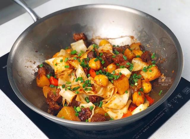 爆炸级好吃！一锅乱炖就搞定，有肉有菜有主食，简单到偷笑
