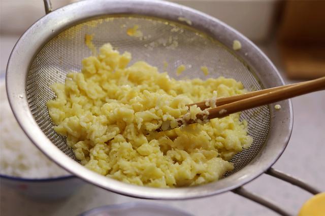做蛋炒饭，记得“软炒”鸡蛋，每一勺米里都有蛋花，松软颗粒分明