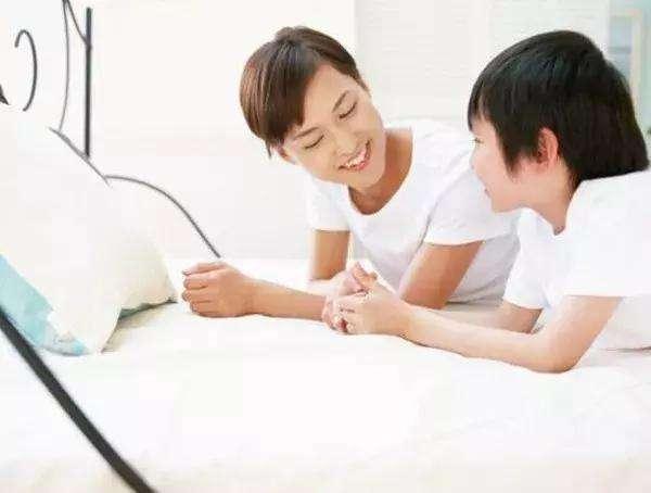 #你的育儿经#10岁儿子和妈妈同床睡，半夜孩子动作把妈妈吵醒，吓得赶紧分床睡