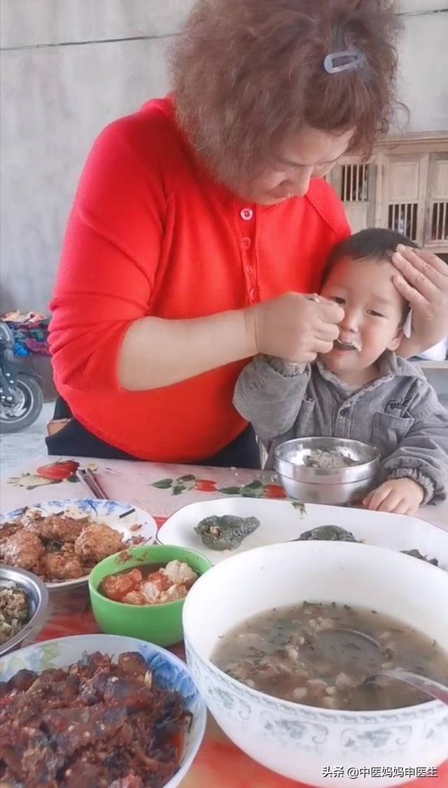 「超级宝妈」亲奶奶“强喂”,孩子不是吃饭是在受罪,注意这几点才能吃好饭