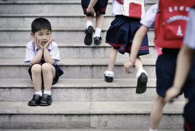 [你的育儿经]孩子在生人面前不敢说话，家长应该对娃少说这3句话，多说另外3句
