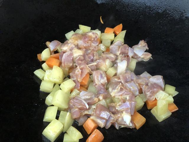 天冷米饭这样吃太香了，食材丰富，汤汁浓郁，越吃越过瘾，特解馋