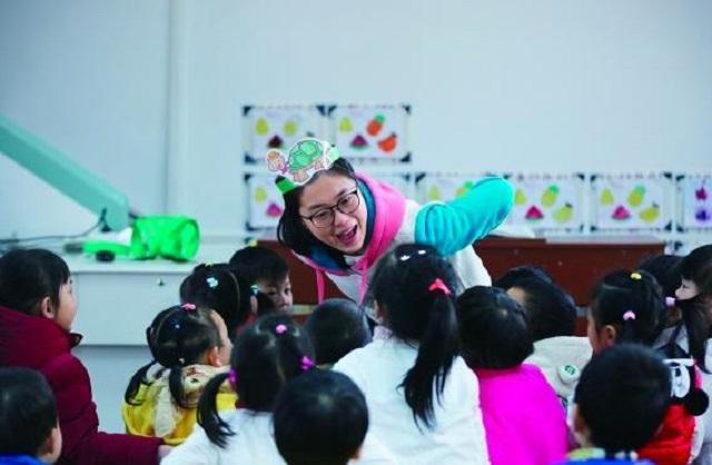 「超级宝妈」幼儿园老师怀孕，家长提议送车遭怒怼：你咋不送别墅呢，马屁精