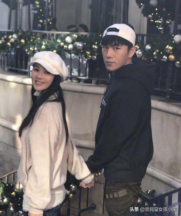 定格|伊能静帮老公宣传新剧，微博嘲秦昊“秃头”，各自都戴“假刘海”