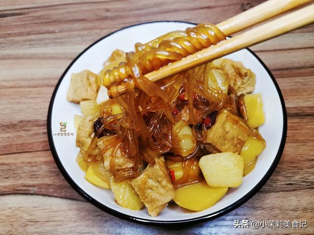 天冷炖菜少不了，2样素菜一起炖，多加一种调味料，出锅比肉还香